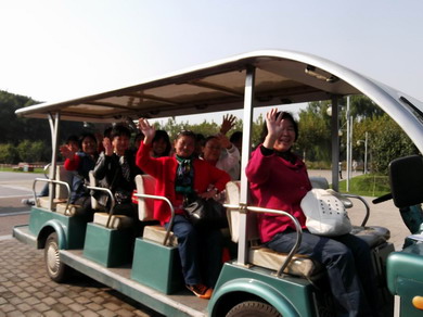 李老師與家政員在世紀公園坐車游園.JPG